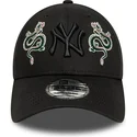 svart-bojd-justerbar-keps-med-svart-logotyp-9forty-icon-dragon-fran-new-york-yankees-mlb-av-new-era