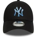 svart-justerbar-kurvad-keps-med-bla-logotyp-9forty-ombre-infill-fran-new-york-yankees-mlb-av-new-era