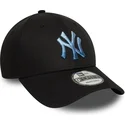 svart-justerbar-kurvad-keps-med-bla-logotyp-9forty-ombre-infill-fran-new-york-yankees-mlb-av-new-era