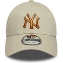 beige-justerbar-bojd-keps-med-brunt-logo-9forty-ombre-infill-av-new-york-yankees-mlb-fran-new-era