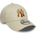 beige-justerbar-bojd-keps-med-brunt-logo-9forty-ombre-infill-av-new-york-yankees-mlb-fran-new-era
