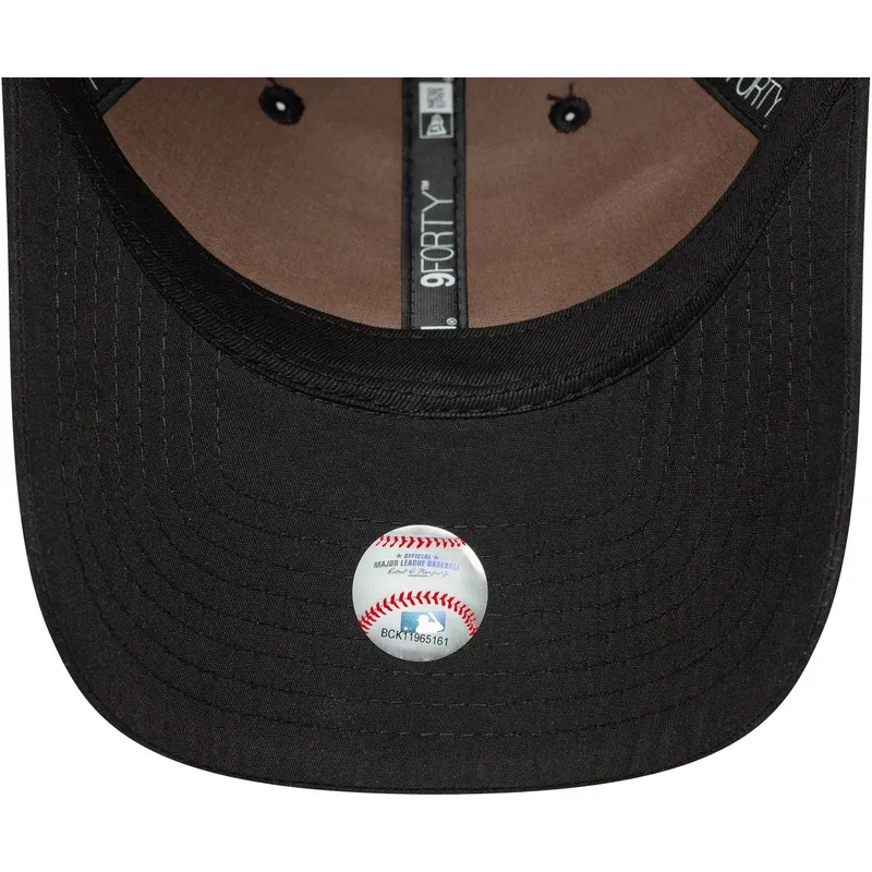 svart-bojd-justerbar-keps-med-svart-logotyp-9forty-tonal-flawless-fran-new-york-yankees-mlb-av-new-era