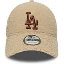 beige-justerbar-kurvad-keps-med-brunt-logo-9forty-borg-fran-los-angeles-dodgers-mlb-av-new-era