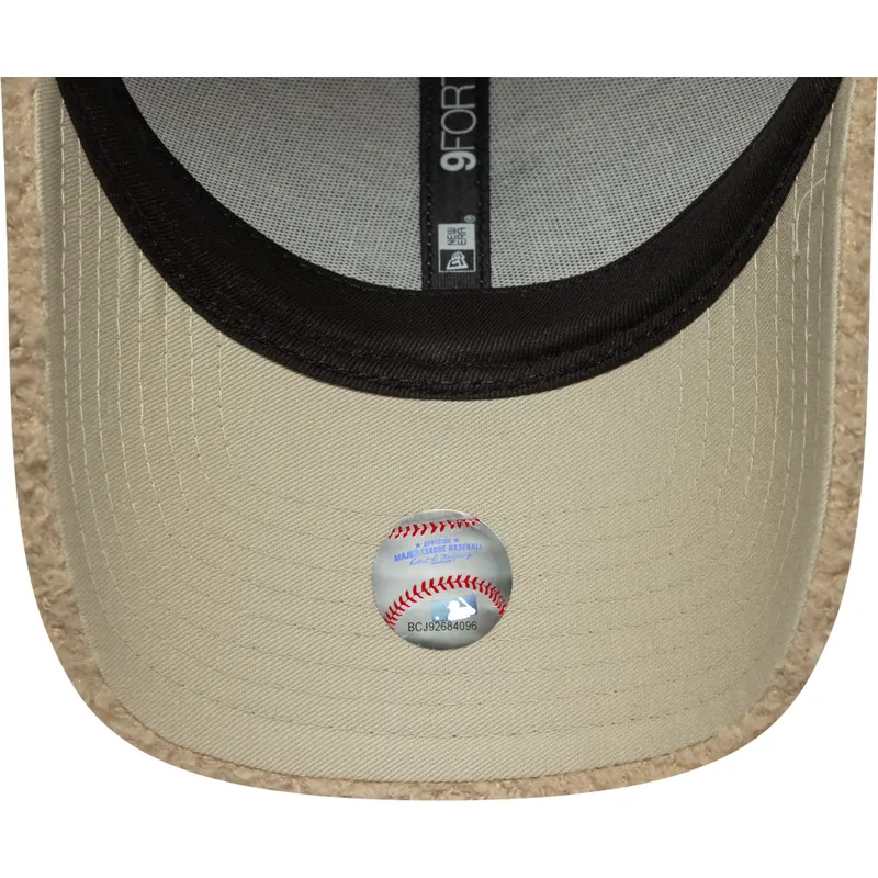 beige-justerbar-kurvad-keps-med-brunt-logo-9forty-borg-fran-los-angeles-dodgers-mlb-av-new-era