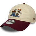 beige-och-vinrod-bojd-keps-justerbar-9twenty-med-garfield-och-odie-fran-new-era