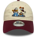 beige-och-vinrod-bojd-keps-9twenty-justerbar-med-garfield-och-odie-fran-new-era