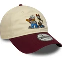beige-och-vinrod-bojd-keps-justerbar-9twenty-med-garfield-och-odie-fran-new-era