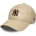beige-justerbar-bojd-keps-med-brunt-9twenty-leather-logo-fran-new-york-yankees-mlb-av-new-era
