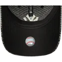 svart-bojd-justerbar-keps-9twenty-houndstooth-fran-new-york-yankees-mlb-av-new-era
