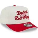 beige-och-rod-kurvad-keps-snapback-9fifty-a-frame-chainstitch-fran-detroit-red-wings-nhl-av-new-era