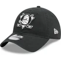 svart-bojd-justerbar-keps-9twenty-stamp-fran-anaheim-ducks-nhl-av-new-era