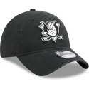 svart-bojd-justerbar-keps-9twenty-stamp-fran-anaheim-ducks-nhl-av-new-era