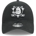 svart-bojd-justerbar-keps-9twenty-stamp-fran-anaheim-ducks-nhl-av-new-era