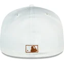 vit-och-brun-platt-keps-justerad-59fifty-chrome-toast-side-patch-fran-new-york-yankees-mlb-av-new-era