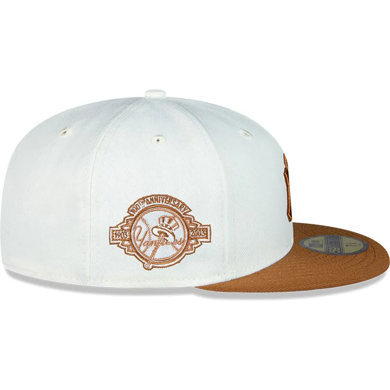 vit-och-brun-platt-keps-justerad-59fifty-chrome-toast-side-patch-fran-new-york-yankees-mlb-av-new-era