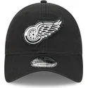 svart-justerbar-bojd-keps-9twenty-stamp-detroit-red-wings-nhl-fran-new-era