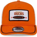 gul-och-vit-bojd-keps-snapback-19twenty-broderad-patch-av-anaheim-ducks-nhl-fran-new-era