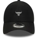 svart-justerbar-kurvad-keps-9forty-pin-fran-chicago-bulls-nba-av-new-era