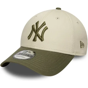 Böjd beige och grön justerbar keps 9FORTY Side Patch från New York Yankees MLB av New Era
