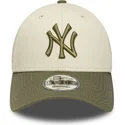 bojd-beige-och-gron-justerbar-keps-9forty-side-patch-fran-new-york-yankees-mlb-av-new-era