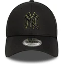 justerbar-svart-bojd-keps-med-gront-new-york-yankees-mlb-9forty-outline-logotyp-fran-new-era