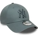 gra-bojd-justerbar-keps-med-gra-logotyp-9forty-league-essential-fran-new-york-yankees-mlb-av-new-era