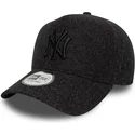 svart-kurvad-snapback-keps-med-svart-logotyp-9forty-e-frame-melton-fran-new-york-yankees-mlb-av-new-era