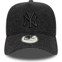 svart-kurvad-snapback-keps-med-svart-logotyp-9forty-e-frame-melton-fran-new-york-yankees-mlb-av-new-era