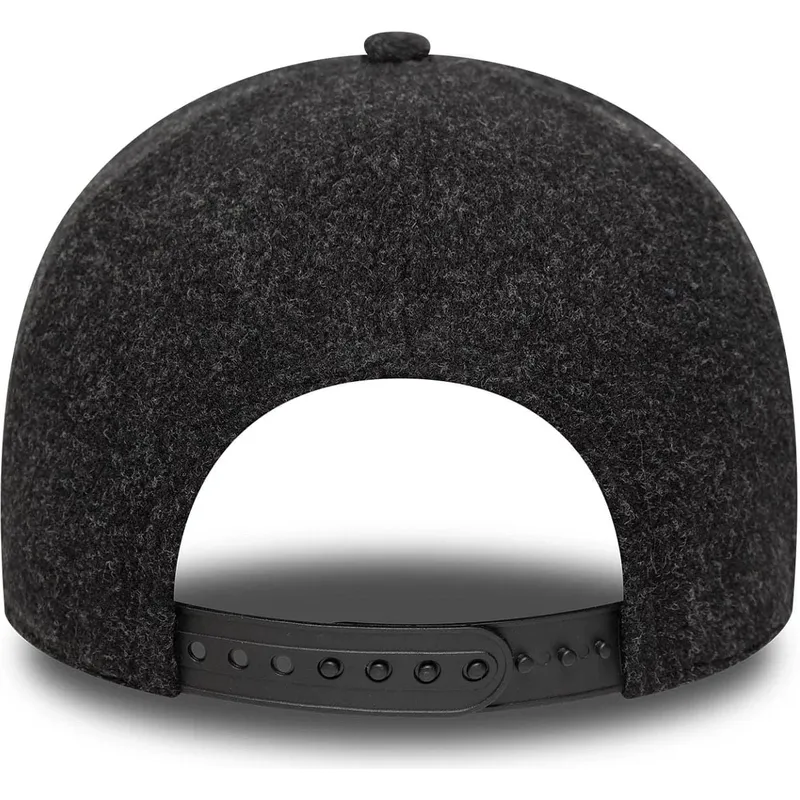 svart-kurvad-snapback-keps-med-svart-logotyp-9forty-e-frame-melton-fran-new-york-yankees-mlb-av-new-era