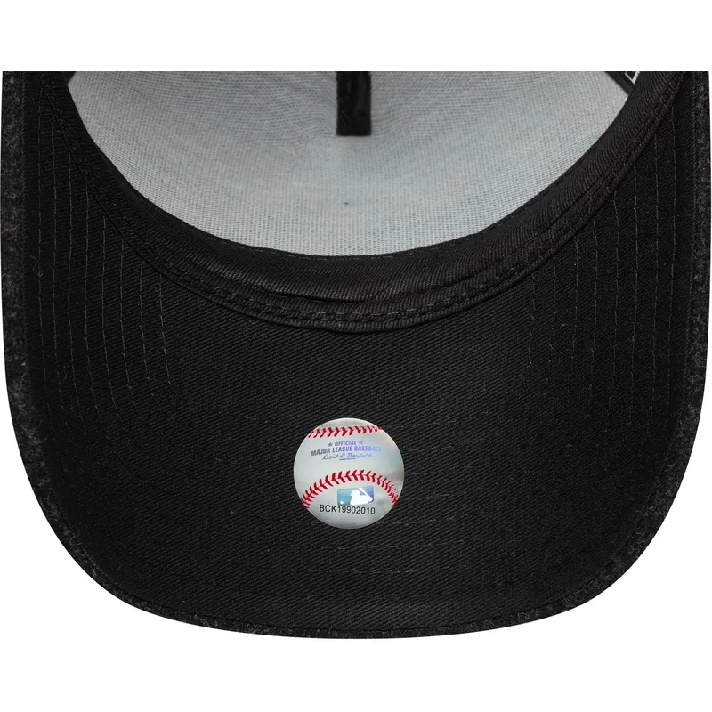 svart-kurvad-snapback-keps-med-svart-logotyp-9forty-e-frame-melton-fran-new-york-yankees-mlb-av-new-era