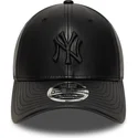 svart-bojd-snapback-keps-med-svart-logotyp-9forty-m-crown-pu-av-new-york-yankees-mlb-fran-new-era