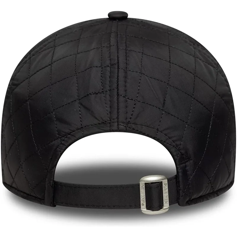 svart-bojd-justerbar-keps-med-beige-logotyp-9twenty-quilted-fran-new-york-yankees-mlb-av-new-era