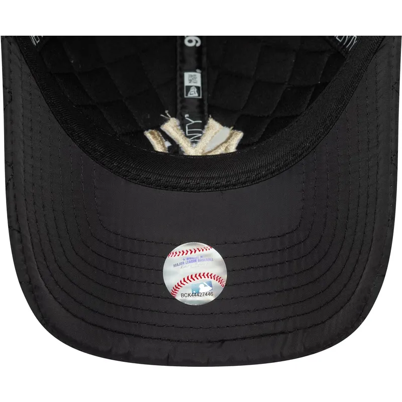 svart-bojd-justerbar-keps-med-beige-logotyp-9twenty-quilted-fran-new-york-yankees-mlb-av-new-era
