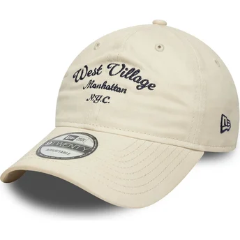 Beige justerbar böjd keps West Village 9TWENTY Wordmark från New Era