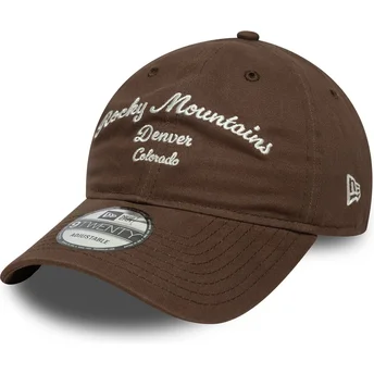 Justerbar brun böjd keps Rocky Mountains 9TWENTY Wordmark från New Era