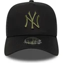 svart-trucker-keps-med-gron-logotyp-a-frame-league-essential-fran-new-york-yankees-mlb-av-new-era