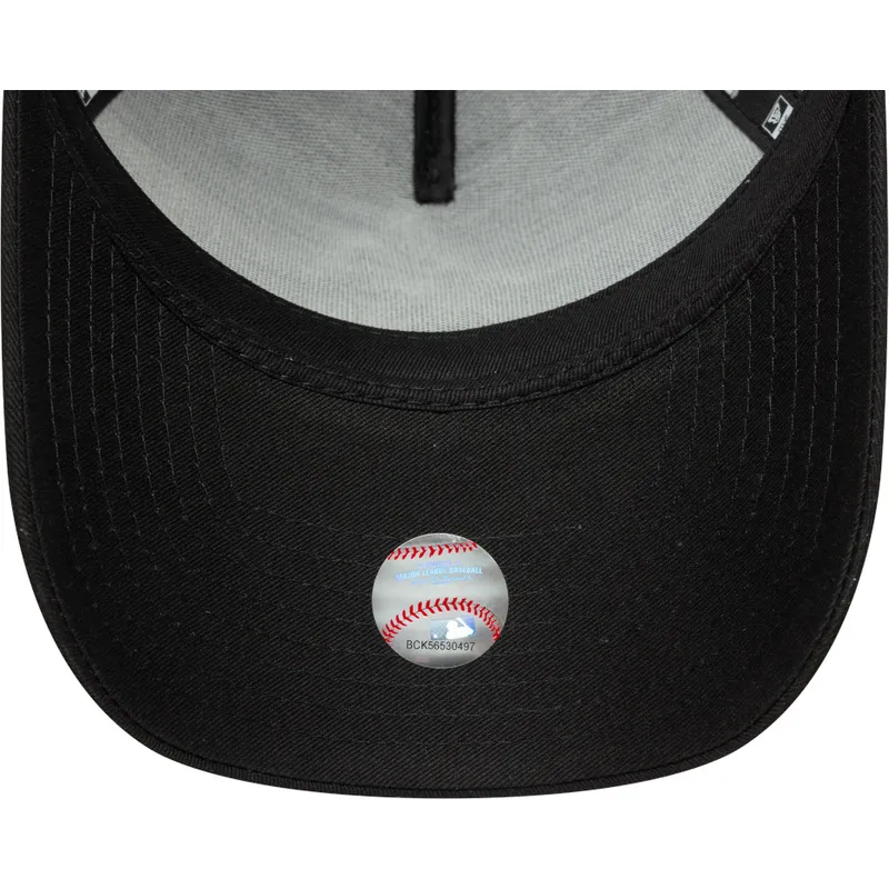 svart-trucker-keps-med-gron-logotyp-a-frame-league-essential-fran-new-york-yankees-mlb-av-new-era