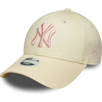 Beige justerbar böjd keps för dam med rosa logotyp 9FORTY League Essential New York Yankees MLB från New Era