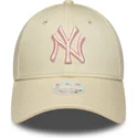 beige-justerbar-bojd-keps-for-dam-med-rosa-logotyp-9forty-league-essential-new-york-yankees-mlb-fran-new-era