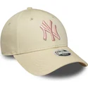 beige-justerbar-bojd-keps-for-dam-med-rosa-logotyp-9forty-league-essential-new-york-yankees-mlb-fran-new-era