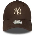 justerbar-brun-kurvkeps-for-kvinnor-med-beige-new-york-yankees-mlb-logotyp-9forty-league-essential-fran-new-era