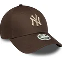 justerbar-brun-kurvkeps-for-kvinnor-med-beige-new-york-yankees-mlb-logotyp-9forty-league-essential-fran-new-era
