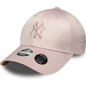 rosa-justerbar-damkeps-med-bojd-skarm-och-rosa-logotyp-9forty-satin-bow-back-new-york-yankees-mlb-fran-new-era