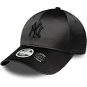 svart-justerbar-kurvad-keps-for-dam-med-svart-logotyp-9forty-satin-bow-back-fran-new-york-yankees-mlb-av-new-era