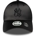 svart-justerbar-kurvad-keps-for-dam-med-svart-logotyp-9forty-satin-bow-back-fran-new-york-yankees-mlb-av-new-era