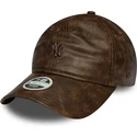 brun-justerbar-kurvad-keps-for-kvinnor-med-brunt-9twenty-worn-pu-logo-fran-new-york-yankees-mlb-fran-new-era