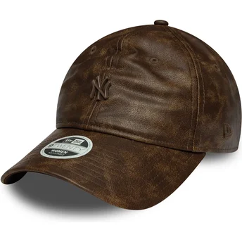 Brun justerbar kurvad keps för kvinnor med brunt 9TWENTY Worn PU-logo från New York Yankees MLB från New Era