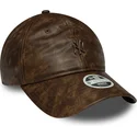 brun-justerbar-kurvad-keps-for-kvinnor-med-brunt-9twenty-worn-pu-logo-fran-new-york-yankees-mlb-fran-new-era