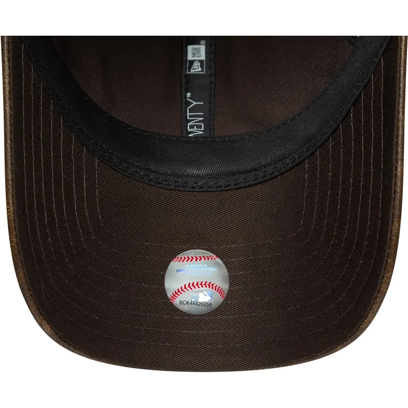 brun-bojd-justerbar-keps-for-dam-med-brunt-9twenty-worn-pu-logotyp-fran-new-york-yankees-mlb-av-new-era