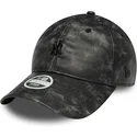 justerbar-svart-bojd-keps-for-kvinnor-med-svart-logo-9twenty-worn-pu-av-new-york-yankees-mlb-fran-new-era